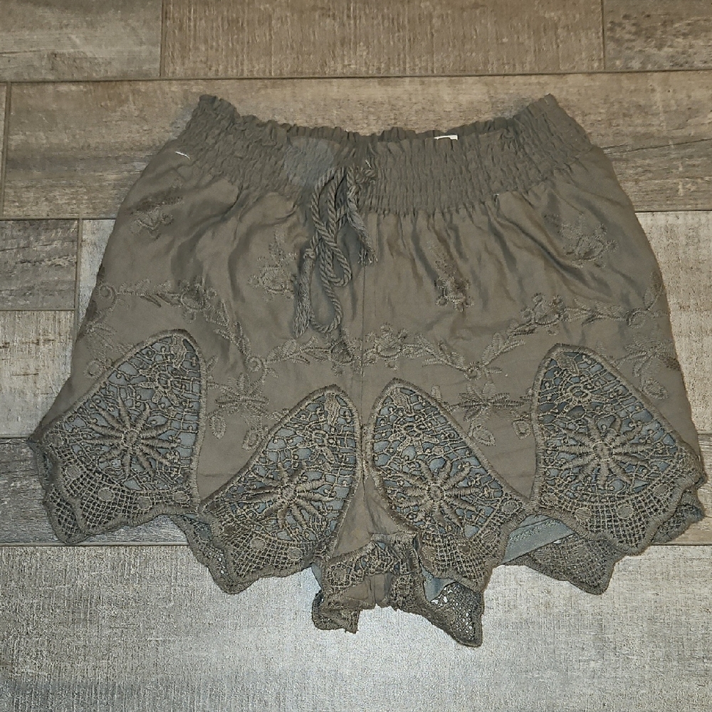 Mudd Olive Crochet Lace Scalloped Hem Shorts